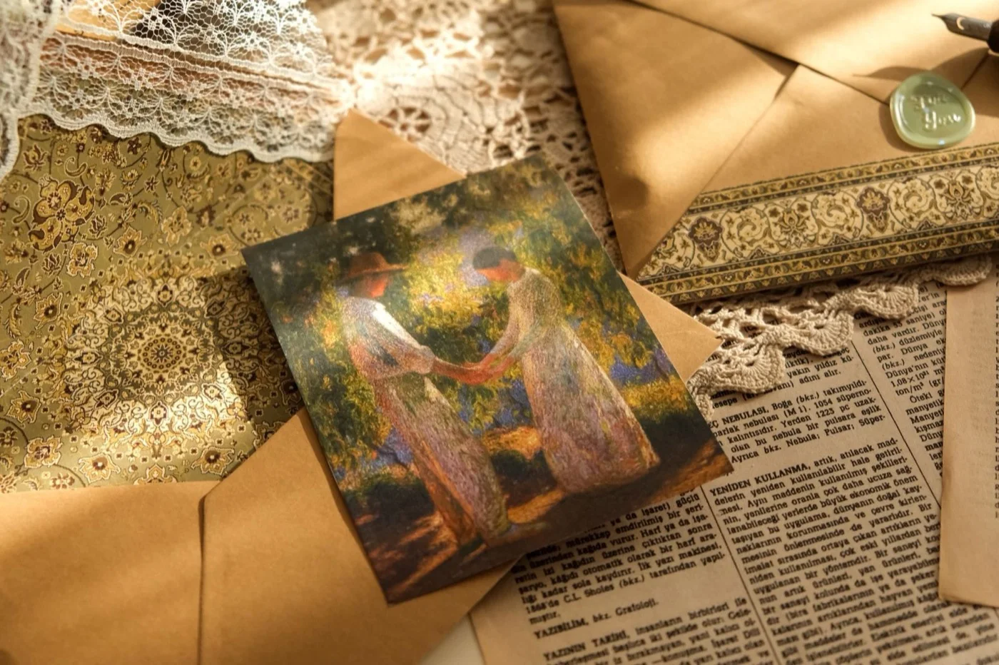 Mehrere ähnliche Briefumschläge, Spitze und eine Kunstpostkarte im warmen Sonnenlicht